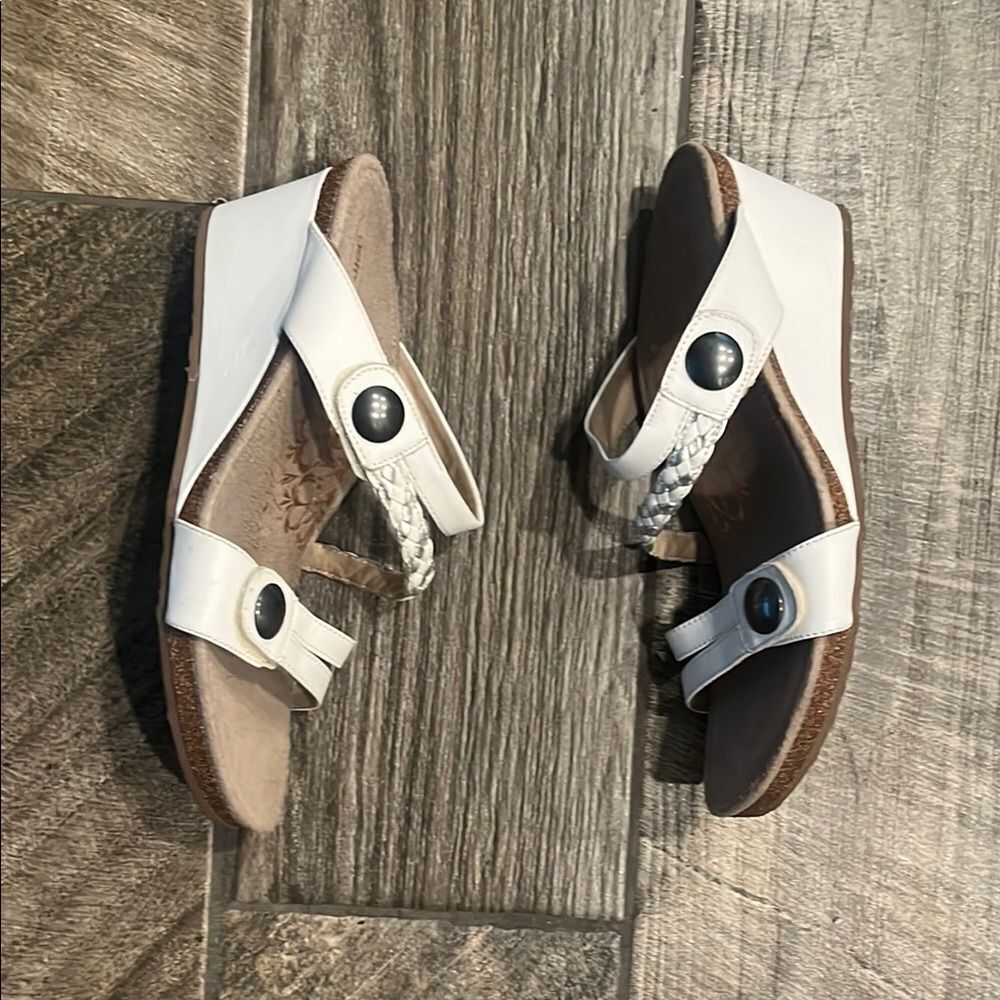 Aetrex Jillian braided White leather Comfort 2.5” slipon wedge Sandals - Picture 2 of 3